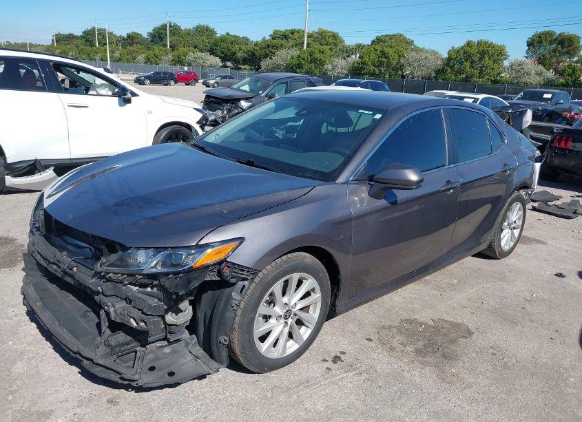 Photo 2 of 2022 Toyota Camry LE (VIN 4T1C11AK4NU035278)