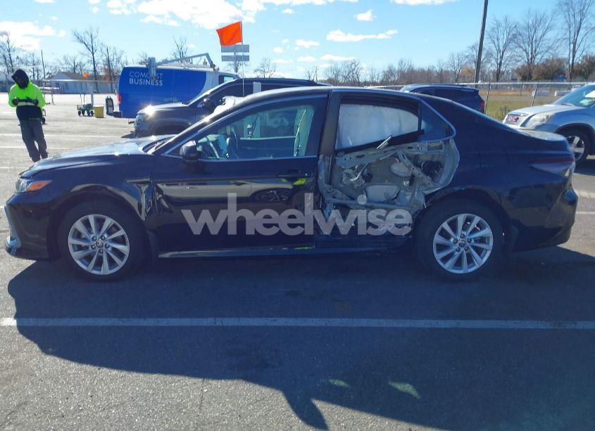 Photo 14 of 2022 Toyota Camry LE (VIN 4T1C11AK4NU052047)