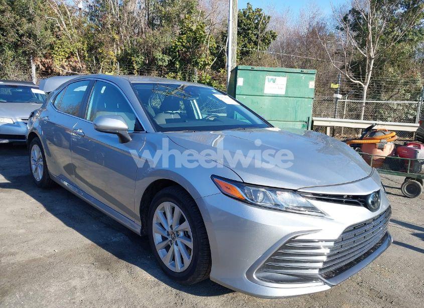 2022 Toyota Camry LE (VIN 4T1C11AK4NU056843) main photo