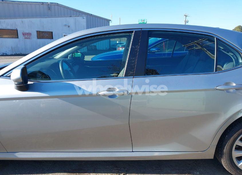 Photo 14 of 2022 Toyota Camry LE (VIN 4T1C11AK4NU056843)
