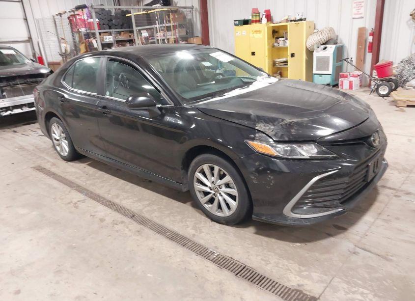 2022 Toyota Camry LE (VIN 4T1C11AK4NU058267) main photo
