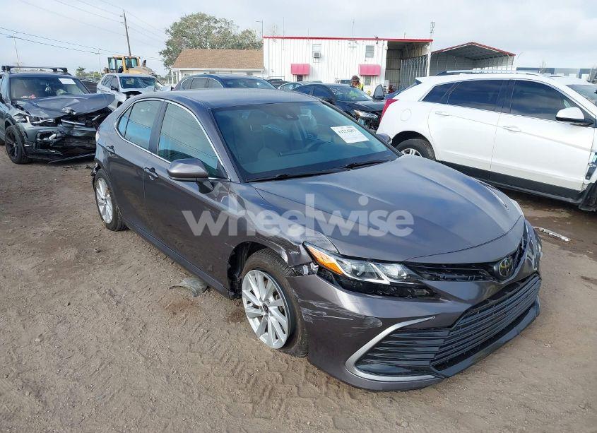2022 Toyota Camry LE (VIN 4T1C11AK4NU633872) main photo