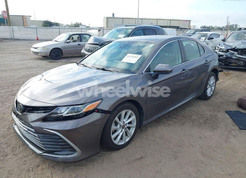Photo 2 of 2022 Toyota Camry LE (VIN 4T1C11AK4NU633872)