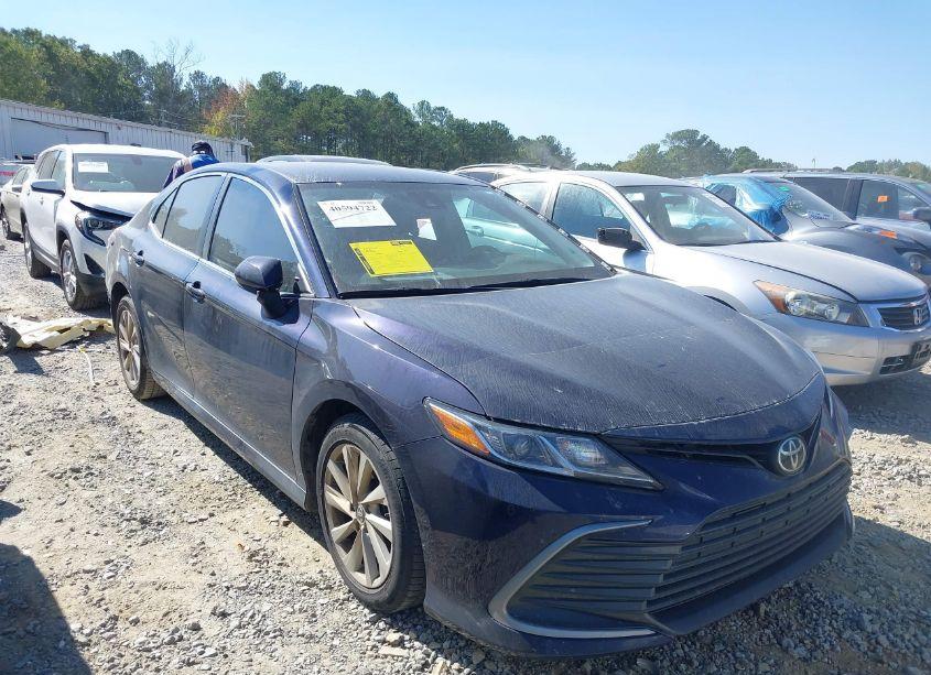 2022 Toyota Camry LE (VIN 4T1C11AK4NU634780) main photo