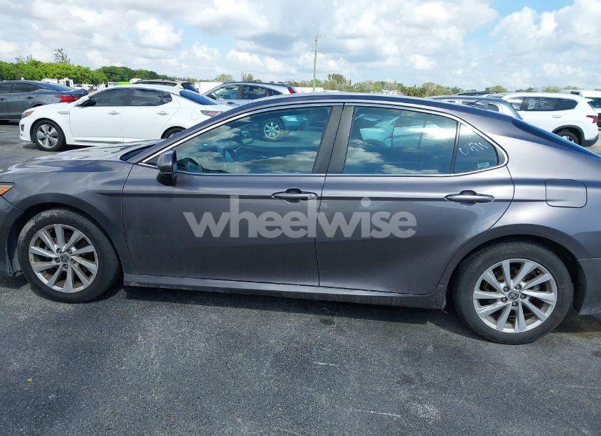 Photo 14 of 2022 Toyota Camry LE (VIN 4T1C11AK4NU636433)