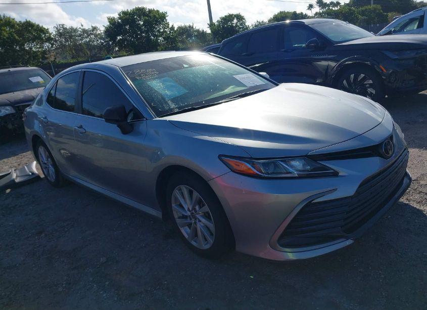2022 Toyota Camry LE (VIN 4T1C11AK4NU639302) main photo