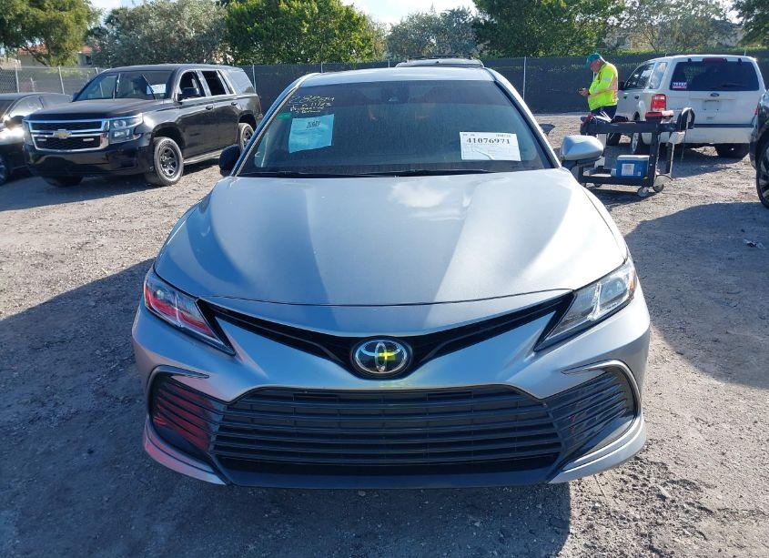 Photo 13 of 2022 Toyota Camry LE (VIN 4T1C11AK4NU639302)
