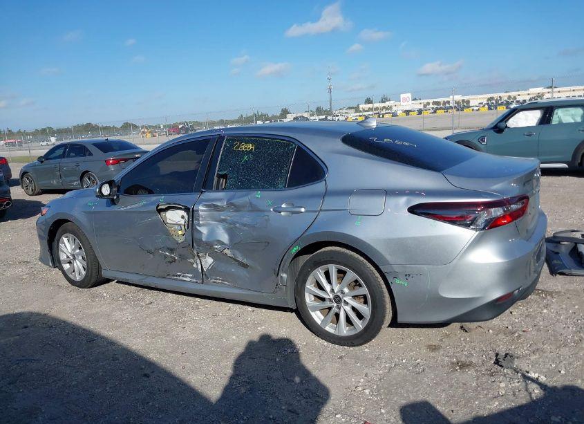 Photo 15 of 2022 Toyota Camry LE (VIN 4T1C11AK4NU639302)