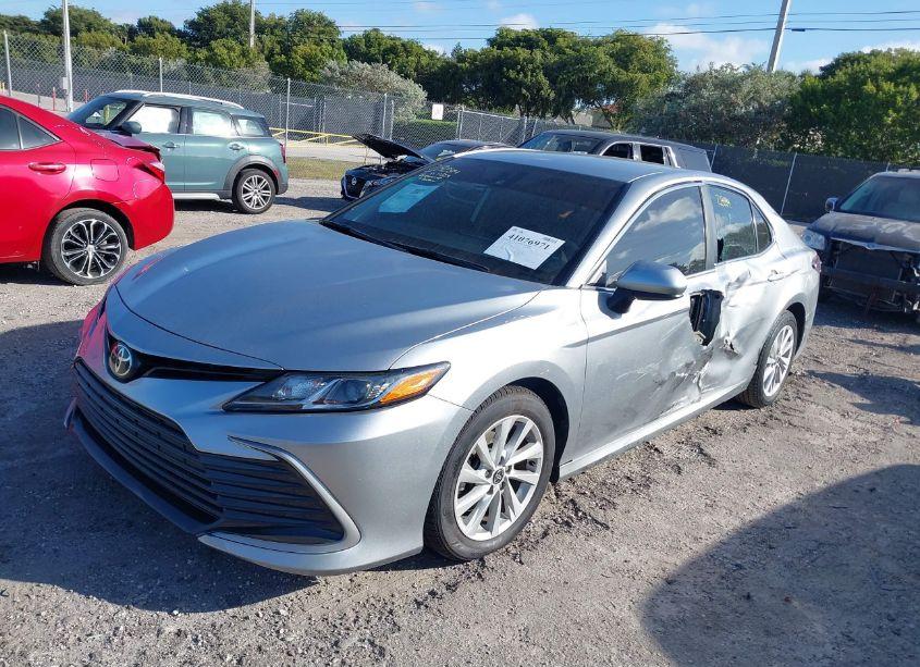 Photo 2 of 2022 Toyota Camry LE (VIN 4T1C11AK4NU639302)