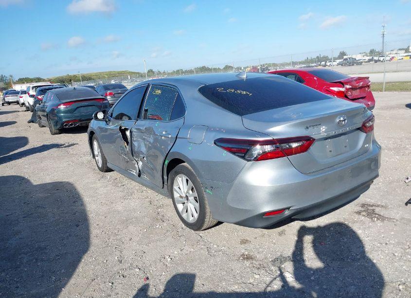 Photo 3 of 2022 Toyota Camry LE (VIN 4T1C11AK4NU639302)