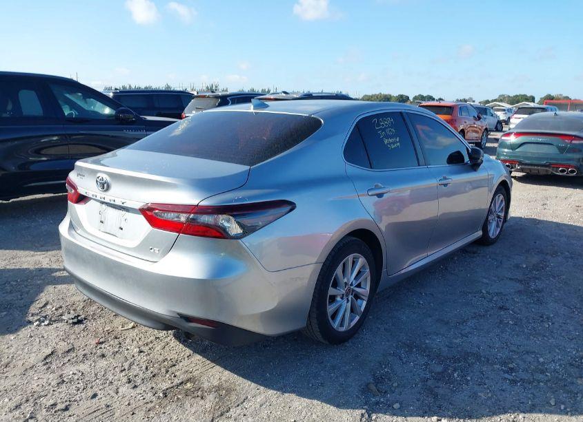 Photo 4 of 2022 Toyota Camry LE (VIN 4T1C11AK4NU639302)