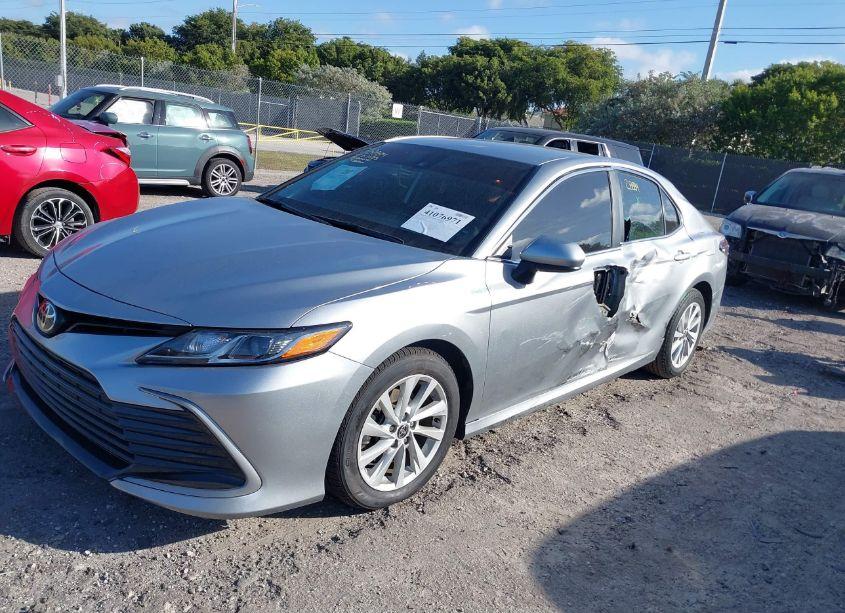 Photo 6 of 2022 Toyota Camry LE (VIN 4T1C11AK4NU639302)