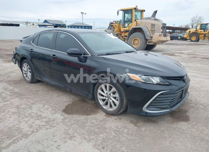 2022 Toyota Camry LE (VIN 4T1C11AK4NU642099) main photo