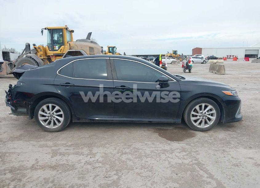 Photo 13 of 2022 Toyota Camry LE (VIN 4T1C11AK4NU642099)
