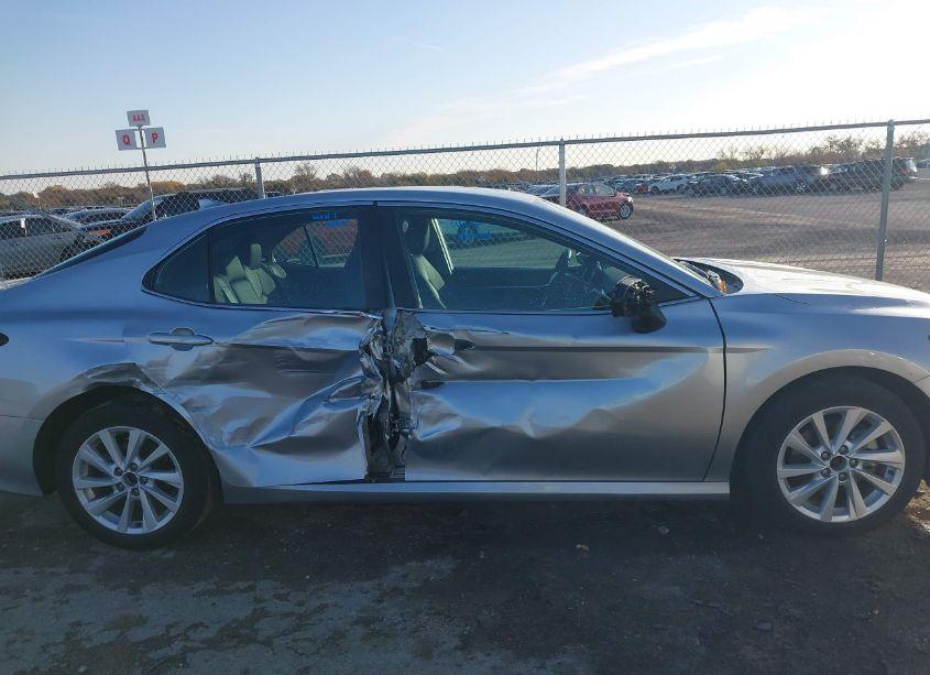 Photo 13 of 2022 Toyota Camry LE (VIN 4T1C11AK4NU652261)