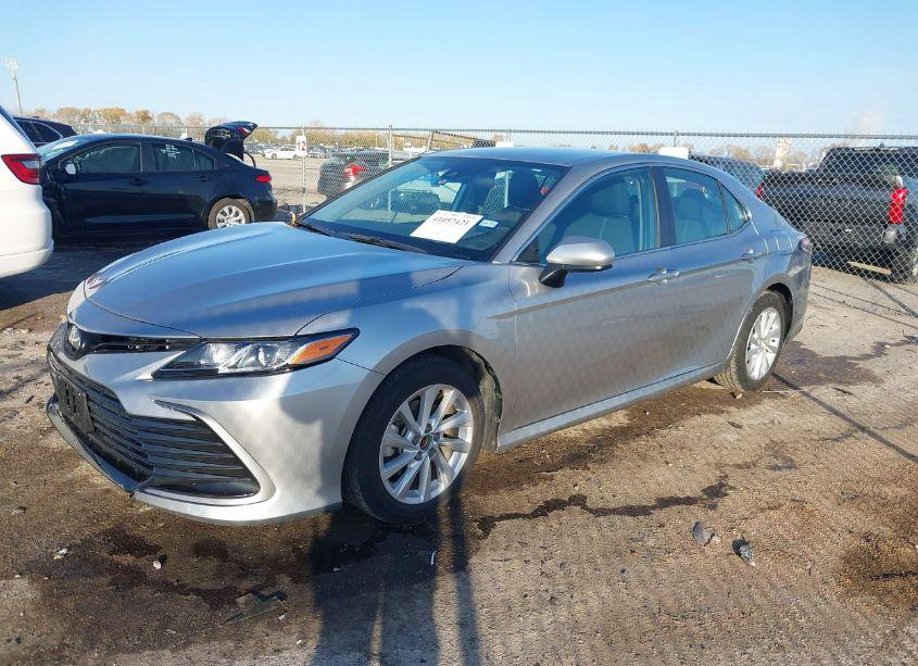 Photo 2 of 2022 Toyota Camry LE (VIN 4T1C11AK4NU652261)
