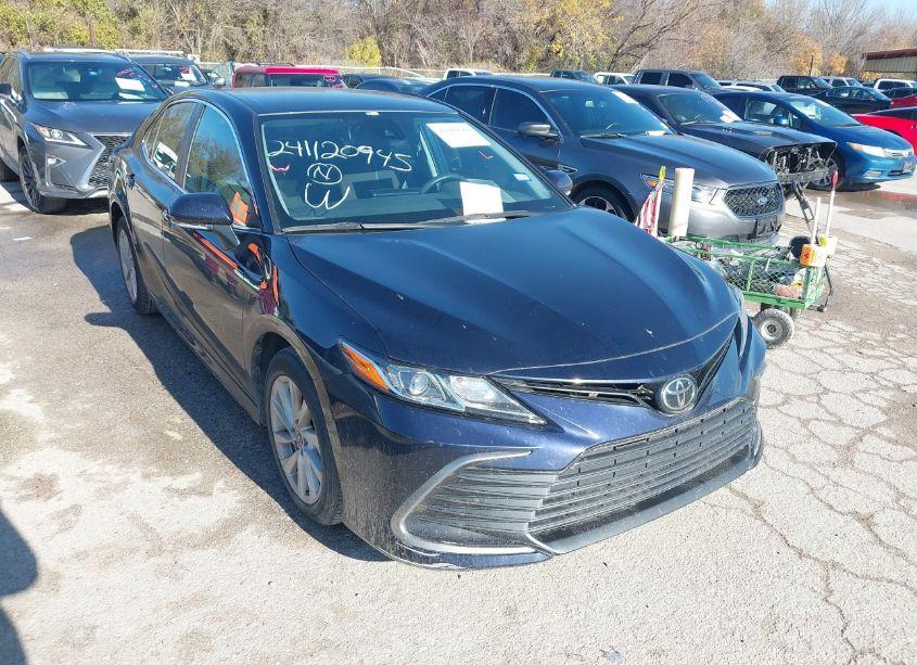 2022 Toyota Camry LE (VIN 4T1C11AK4NU658349) main photo