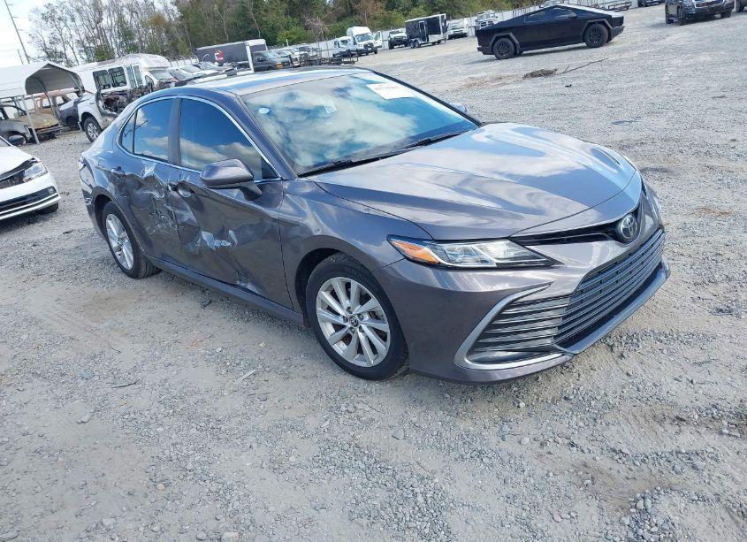 2022 Toyota Camry LE (VIN 4T1C11AK4NU660618) main photo