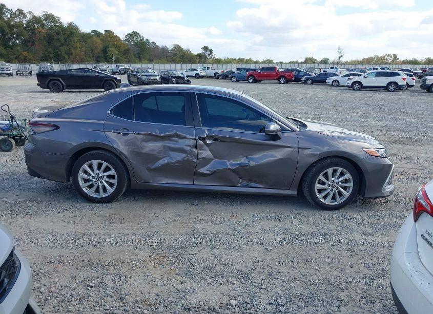 Photo 13 of 2022 Toyota Camry LE (VIN 4T1C11AK4NU660618)