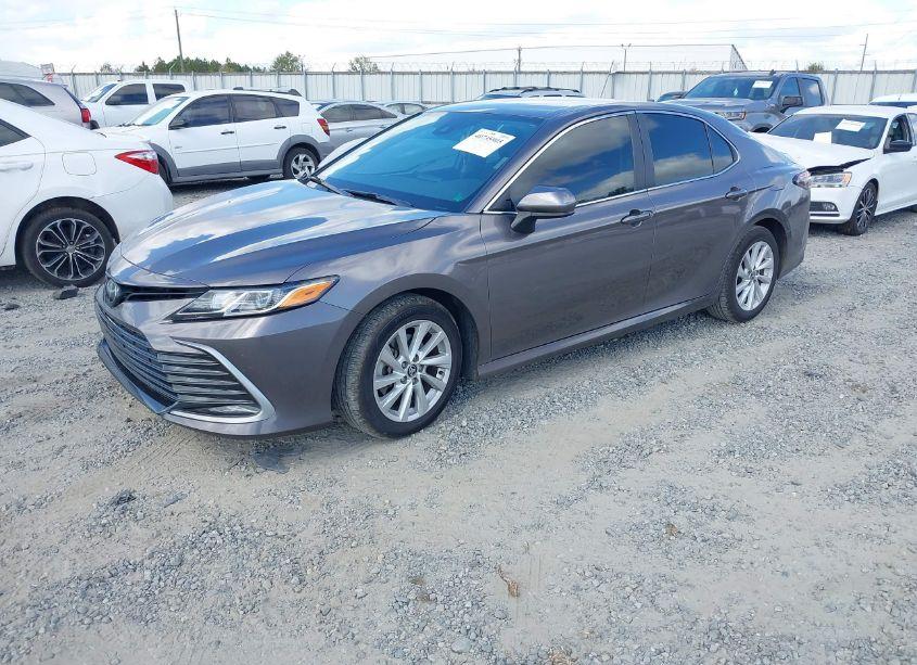 Photo 2 of 2022 Toyota Camry LE (VIN 4T1C11AK4NU660618)