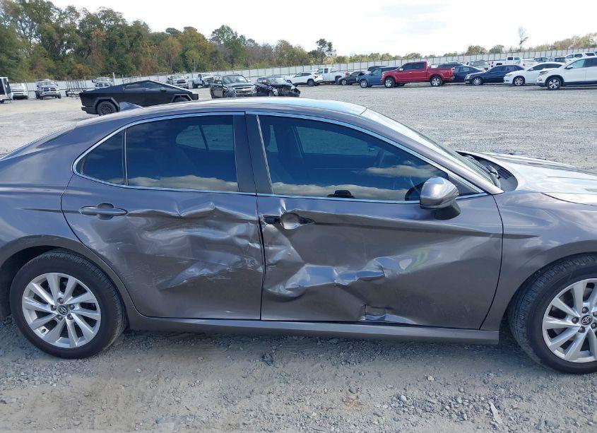 Photo 6 of 2022 Toyota Camry LE (VIN 4T1C11AK4NU660618)