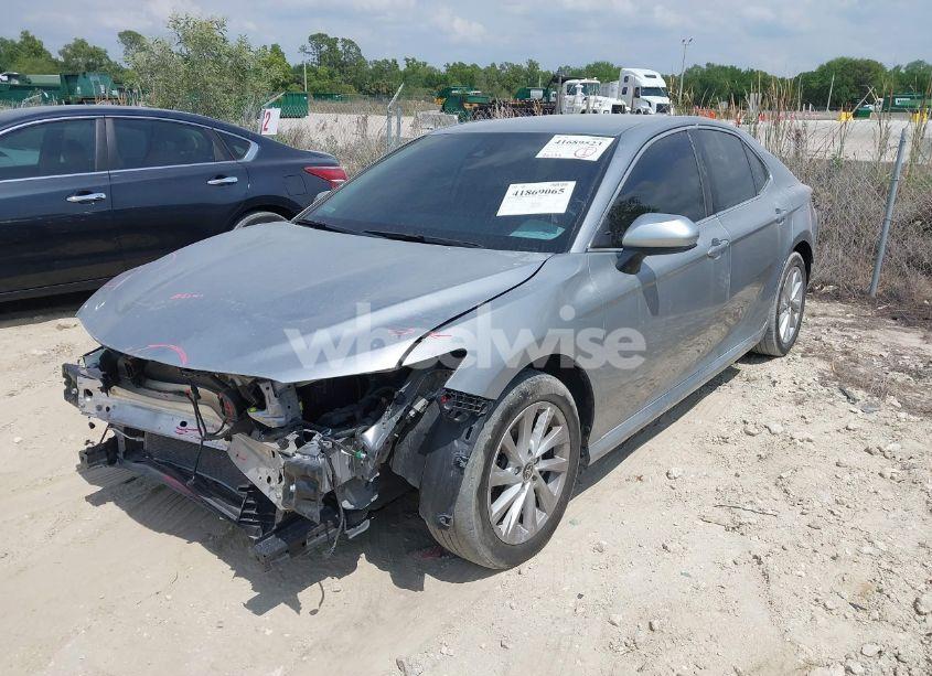 Photo 2 of 2022 Toyota Camry LE (VIN 4T1C11AK4NU668427)