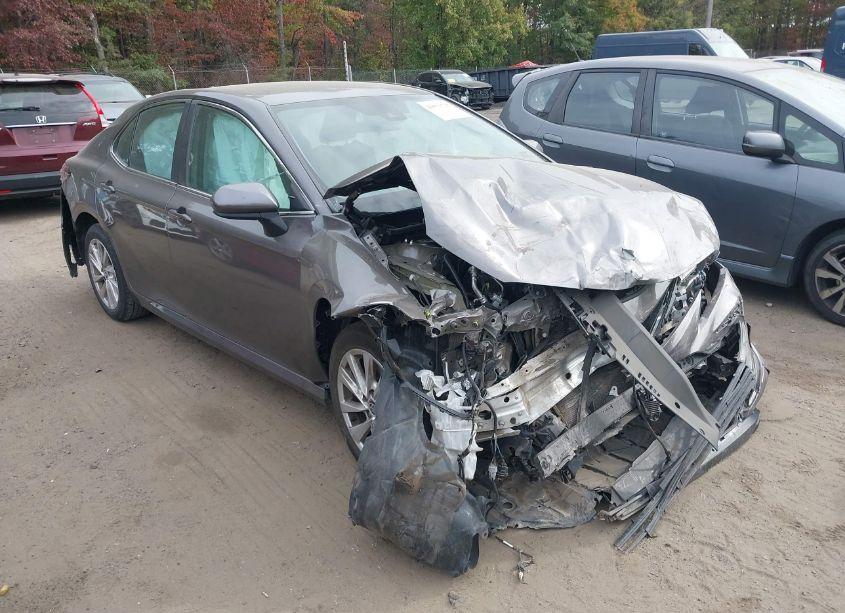 2022 Toyota Camry LE (VIN 4T1C11AK4NU680335) main photo