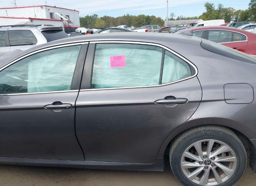 Photo 14 of 2022 Toyota Camry LE (VIN 4T1C11AK4NU680335)