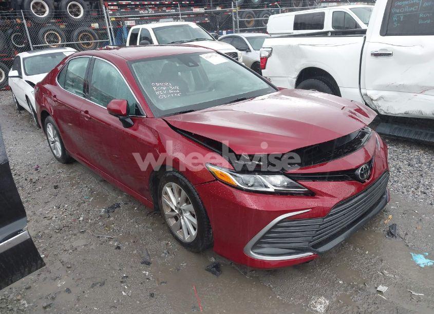 2022 Toyota Camry LE (VIN 4T1C11AK4NU697085) main photo