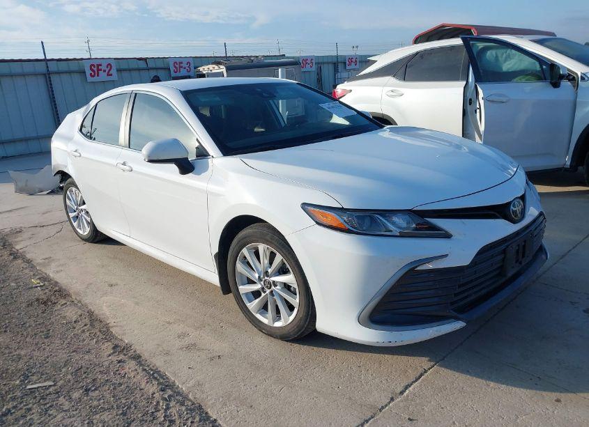 2022 Toyota Camry LE (VIN 4T1C11AK4NU698155) main photo