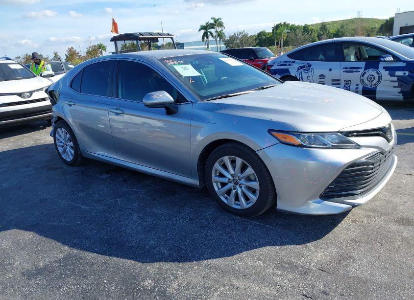 2020 Toyota Camry LE (VIN 4T1C11AK5LU337840) main photo