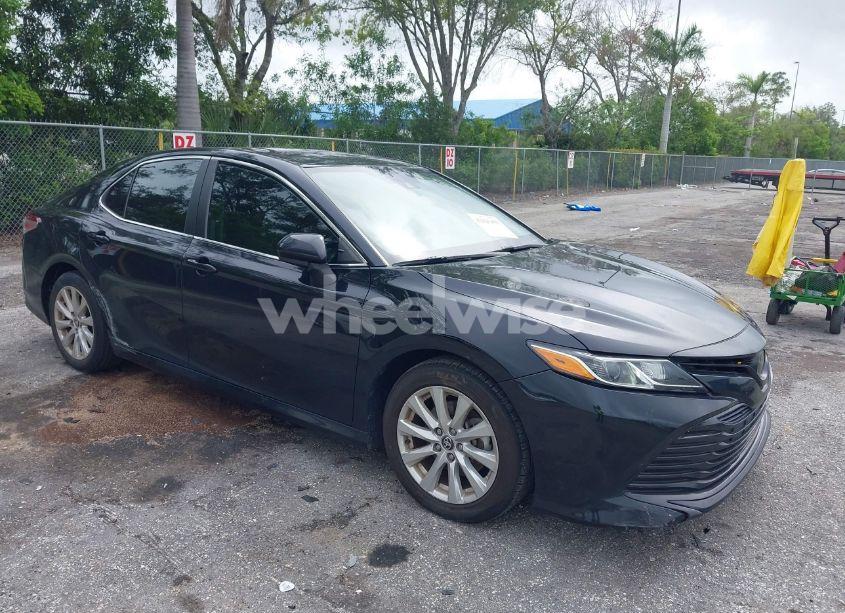 2020 Toyota Camry LE (VIN 4T1C11AK5LU376945) main photo