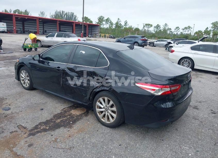 Photo 3 of 2020 Toyota Camry LE (VIN 4T1C11AK5LU376945)