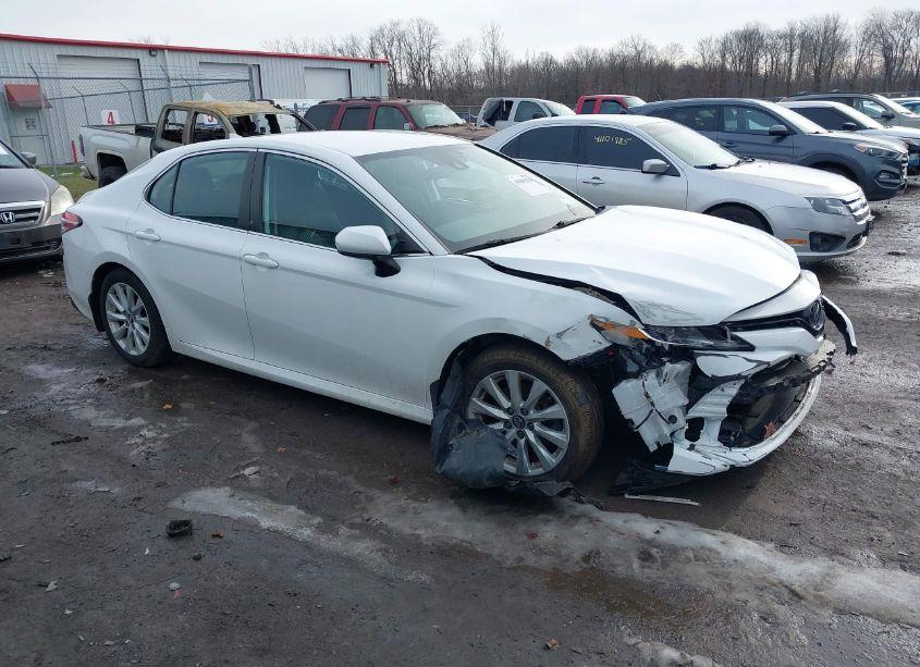 2020 Toyota Camry LE (VIN 4T1C11AK5LU860761) main photo