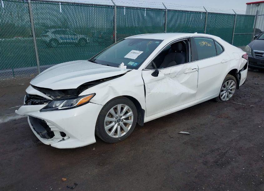 Photo 2 of 2020 Toyota Camry LE (VIN 4T1C11AK5LU860761)