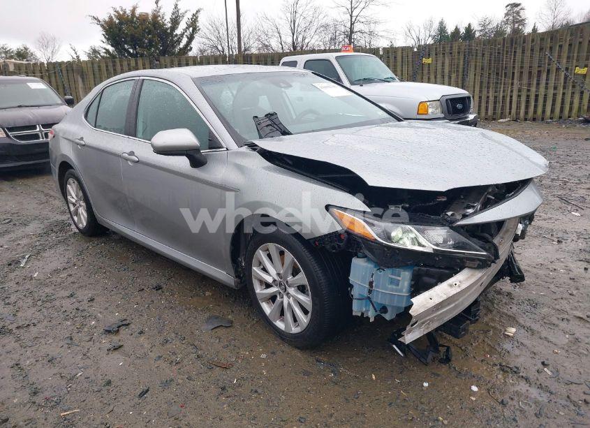 2020 Toyota Camry LE (VIN 4T1C11AK5LU869525) main photo