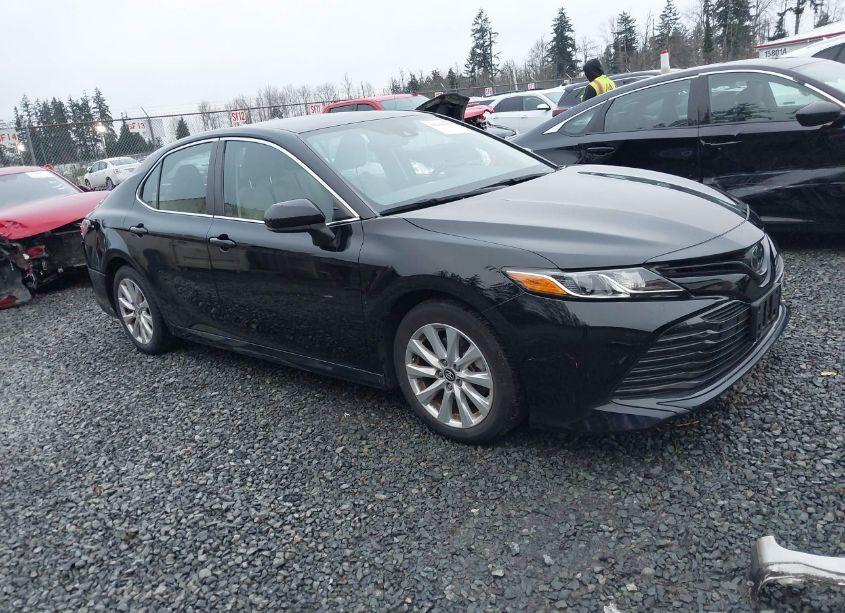 2020 Toyota Camry LE (VIN 4T1C11AK5LU890200) main photo