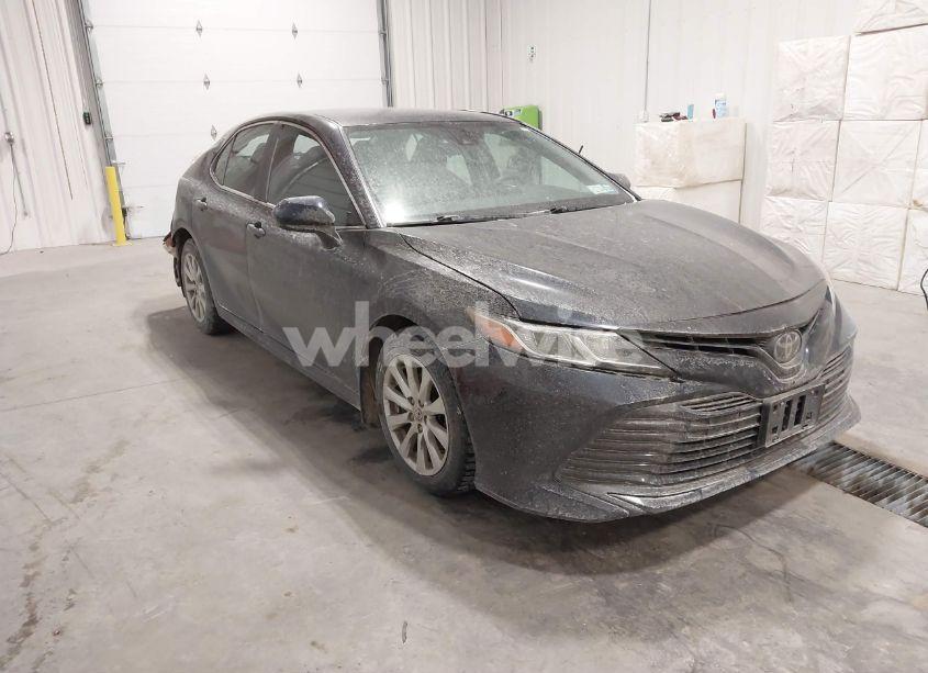 2020 Toyota Camry LE (VIN 4T1C11AK5LU912566) main photo