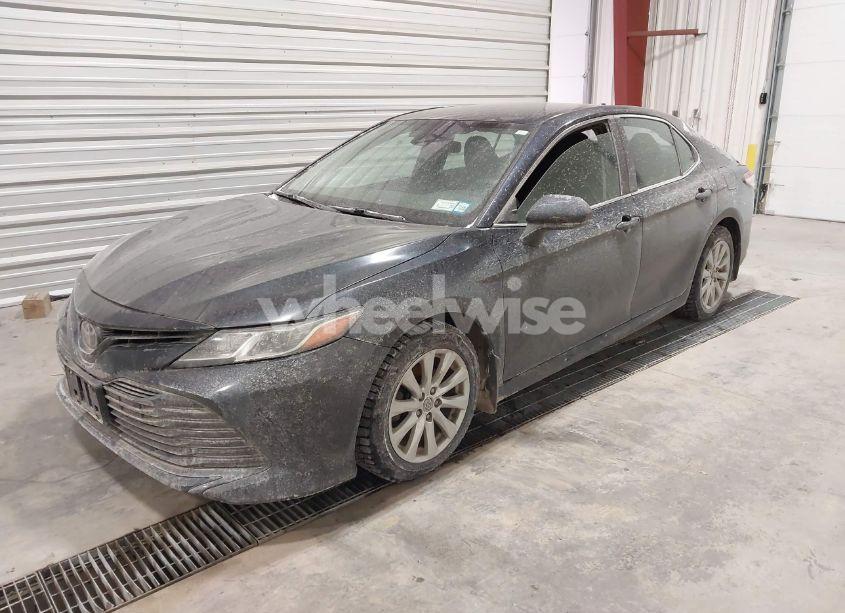 Photo 2 of 2020 Toyota Camry LE (VIN 4T1C11AK5LU912566)