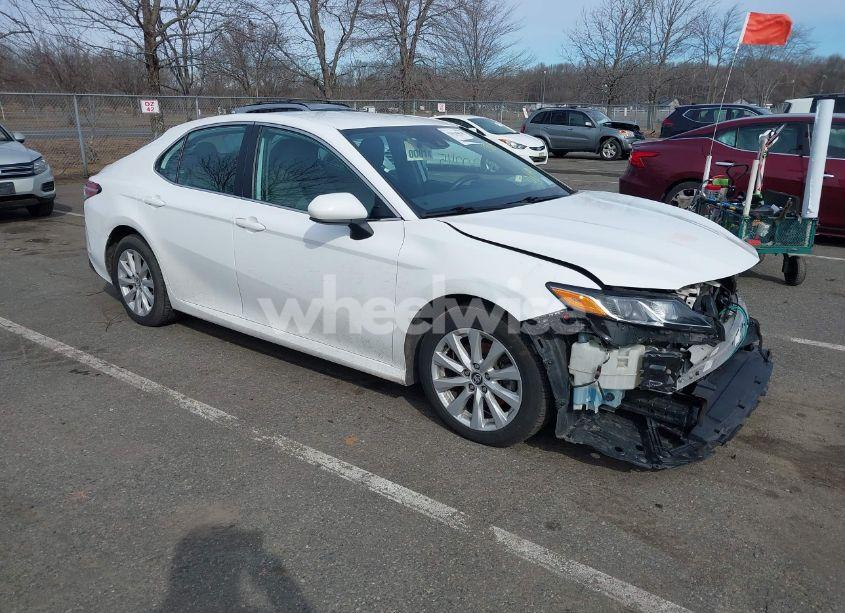 2020 Toyota Camry LE (VIN 4T1C11AK5LU913989) main photo