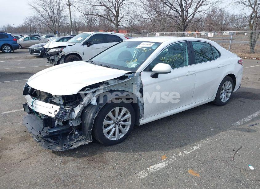 Photo 2 of 2020 Toyota Camry LE (VIN 4T1C11AK5LU913989)