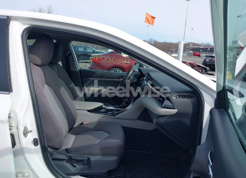 Photo 5 of 2020 Toyota Camry LE (VIN 4T1C11AK5LU913989)