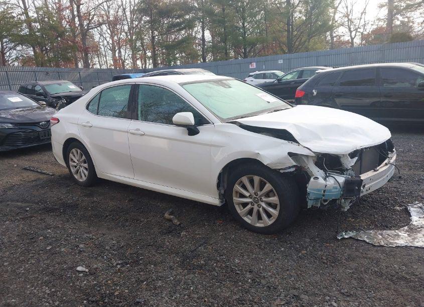 2020 Toyota Camry LE (VIN 4T1C11AK5LU916794) main photo