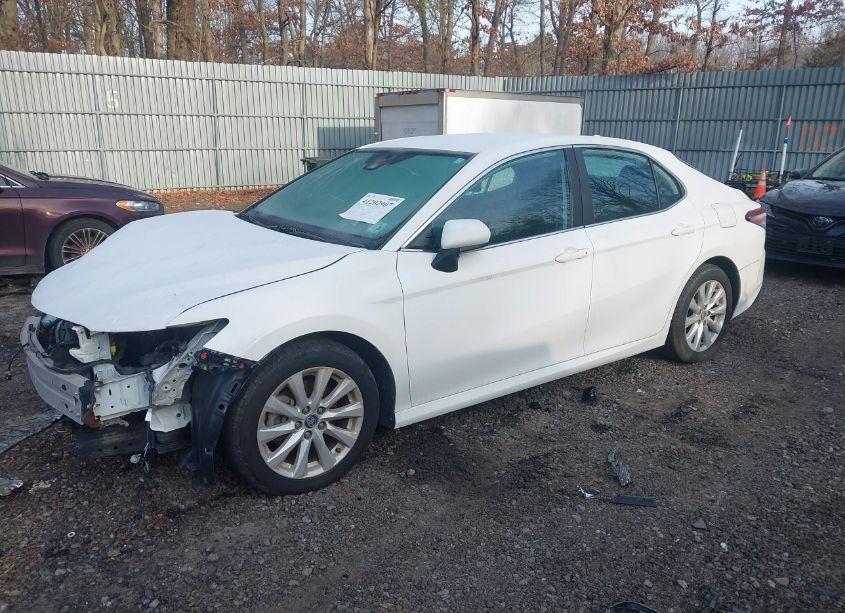 Photo 2 of 2020 Toyota Camry LE (VIN 4T1C11AK5LU916794)