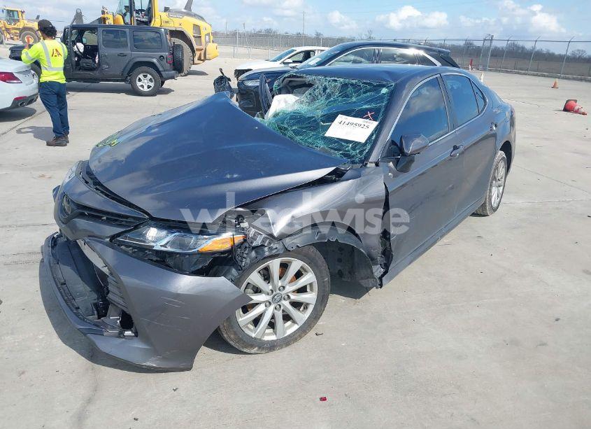 Photo 2 of 2020 Toyota Camry LE (VIN 4T1C11AK5LU929500)