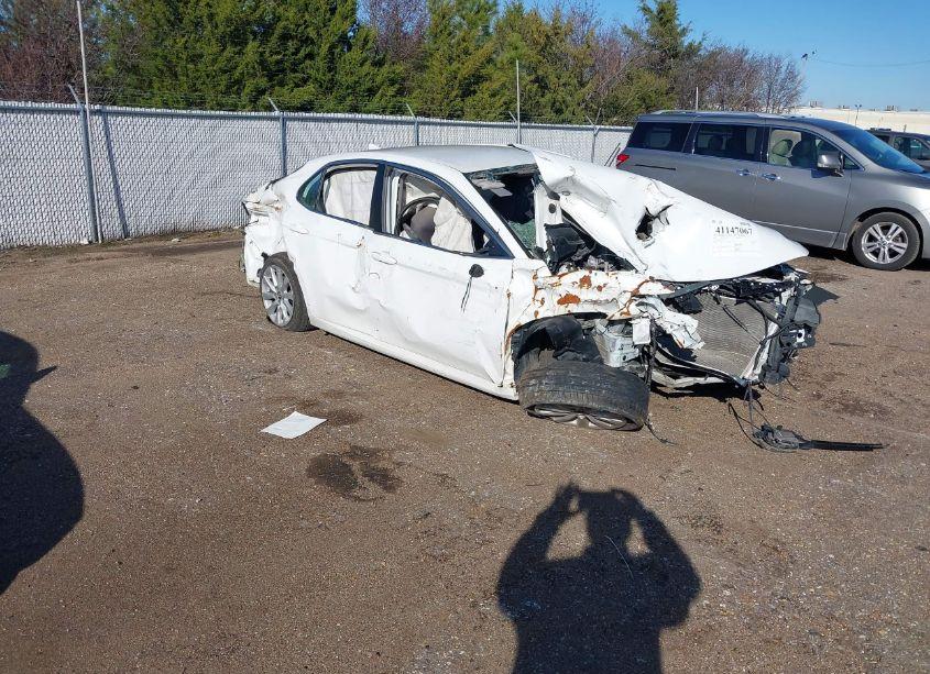 2020 Toyota Camry LE (VIN 4T1C11AK5LU935359) main photo