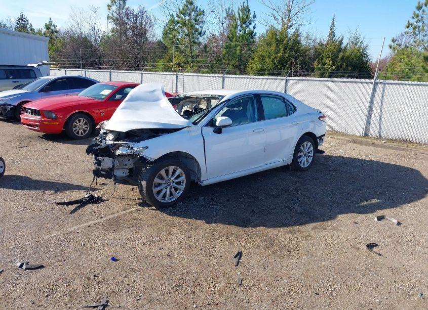 Photo 2 of 2020 Toyota Camry LE (VIN 4T1C11AK5LU935359)