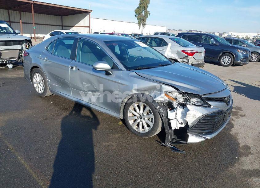 2020 Toyota Camry LE (VIN 4T1C11AK5LU952968) main photo