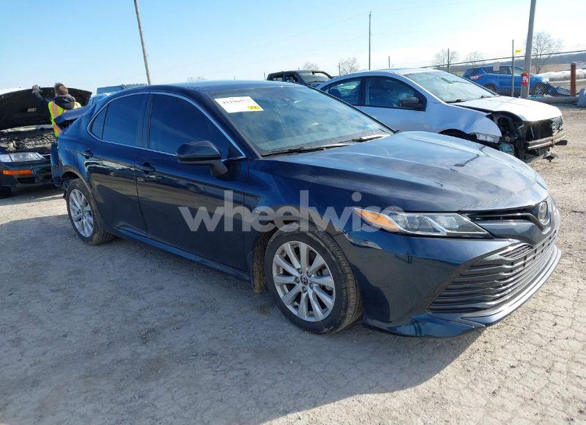 2020 Toyota Camry LE (VIN 4T1C11AK5LU977966) main photo