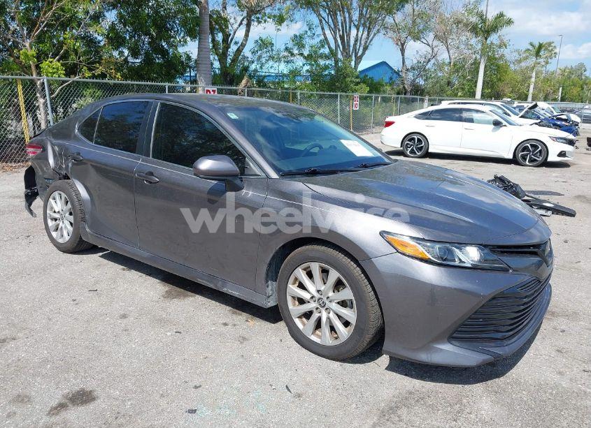 2020 Toyota Camry LE (VIN 4T1C11AK5LU997165) main photo